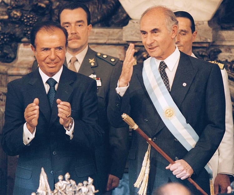 El ex presidente Carlos Menem junto a su colega Fernando de la Rúa durante la ceremonia de entrega de atributos (NA)