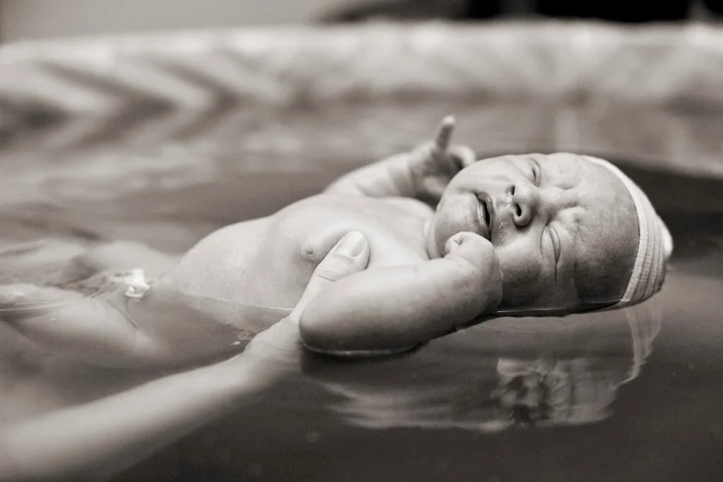 El parto en el agua como el parto en casa son dos tendencias que crecen en la Argentina y sobre las que los médicos obstetras alertan enérgicamente (Shutterstock)