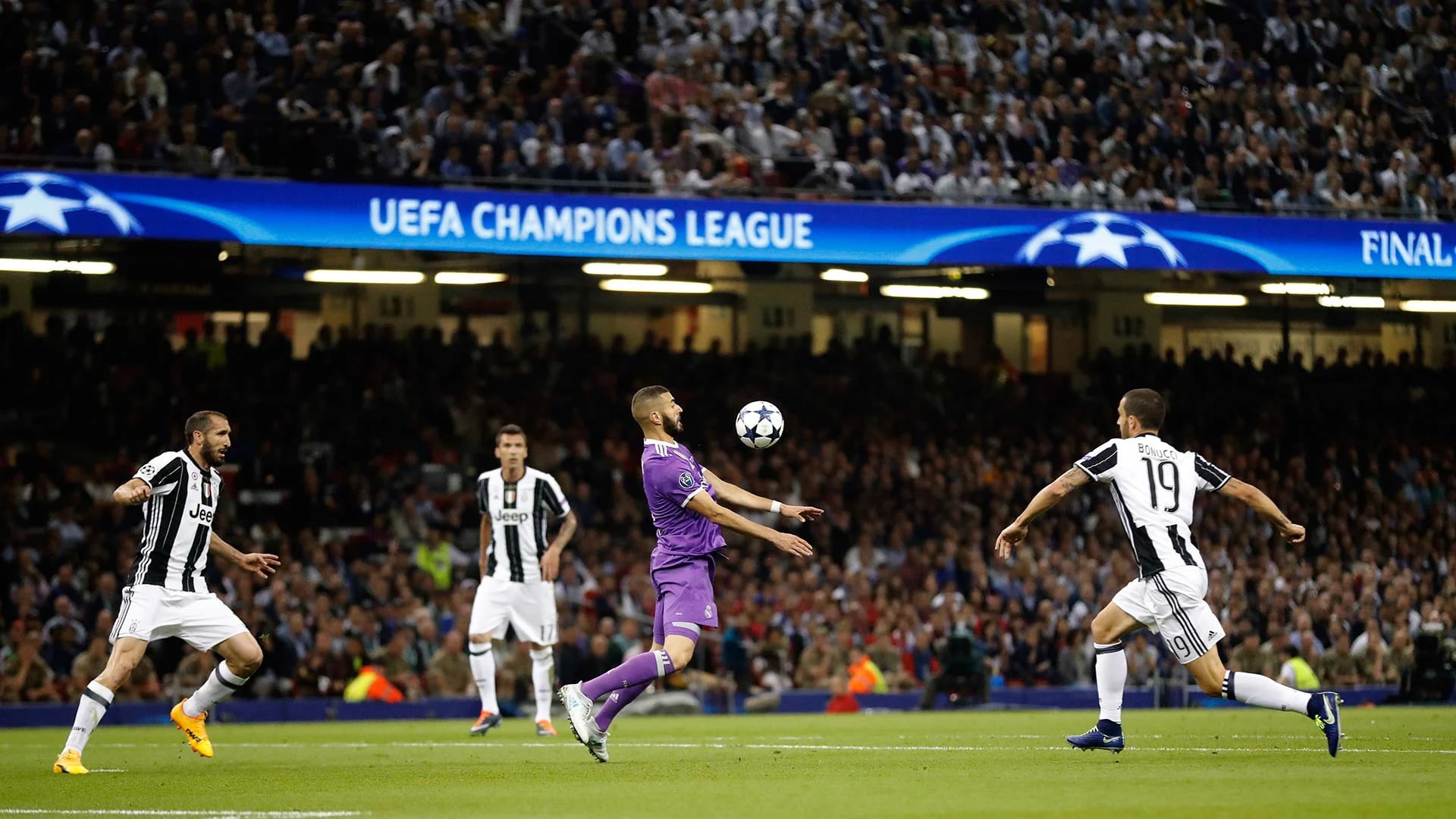 Benzema controla el balón ante la atenta mirada de tres jugadores de Juventus