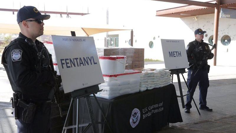Paquetes de fentanilo en su mayoría en forma de polvo y metanfetamina, incautada de un camión que cruza a Arizona desde México (via Reuters, archivo)