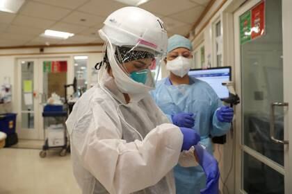 La doctora Zafia Anklesaria con un traje protector antes de intubar a un paciente con coronavirus 