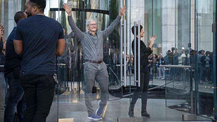 Tim Cook, CEO de Apple, les da la bienvenida a los clientes que llegan al Apple Store de la Quinta Avenida, en Nueva York (Drew Angerer/Getty Images/AFP)