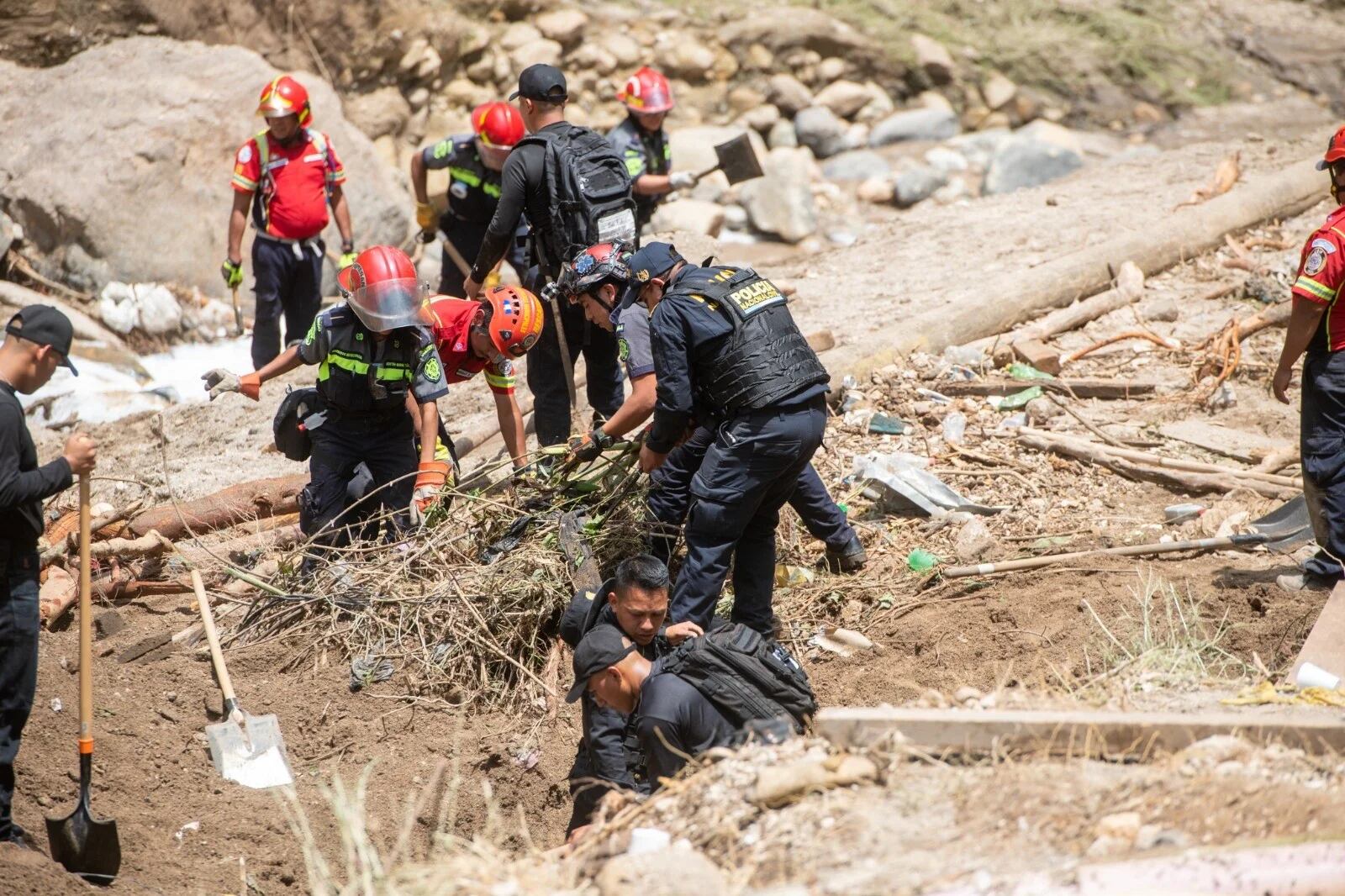 Bomberos en Guatemala recuperaron 10 cuerpos tras crecida de un río que dejó otros ocho desaparecidos