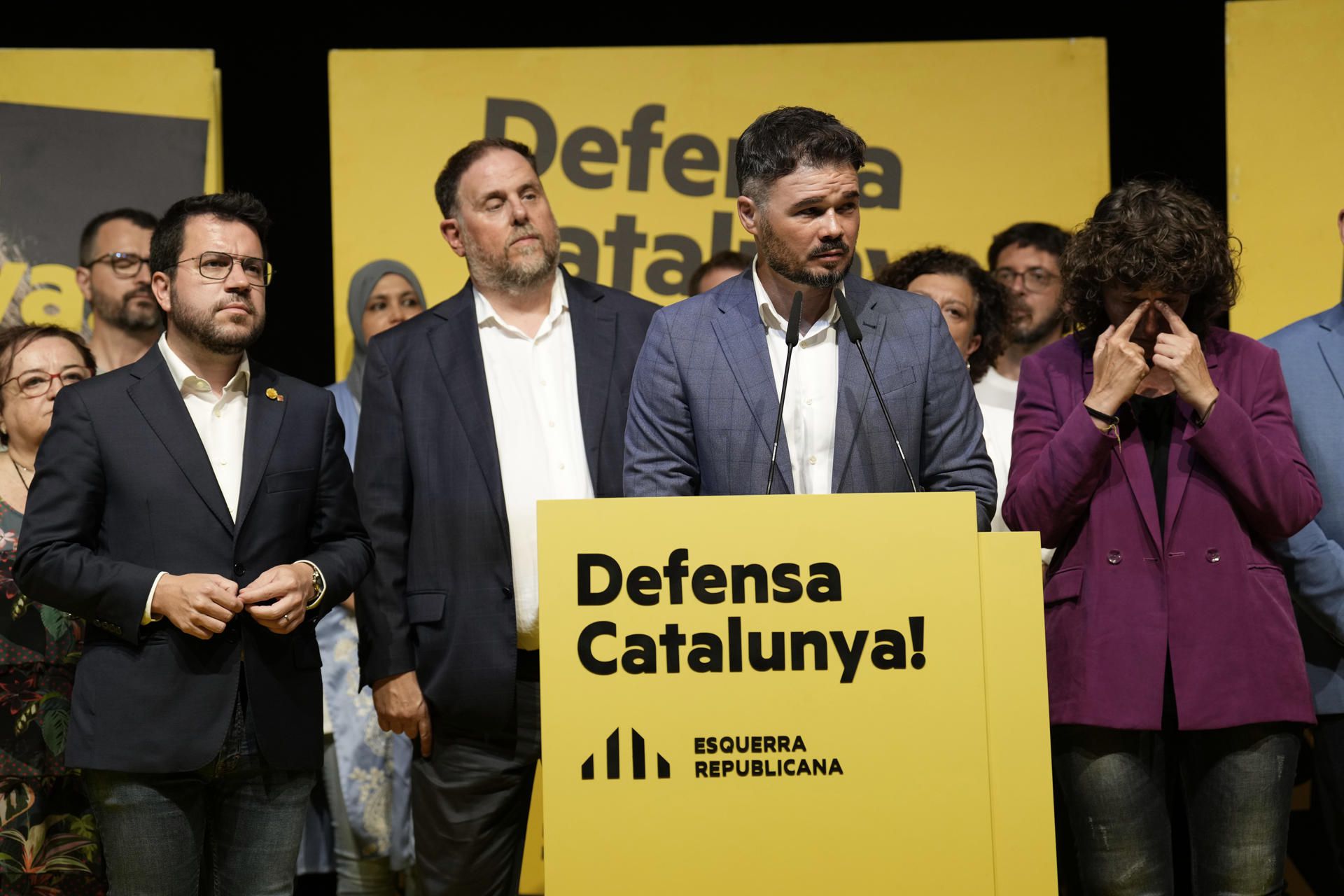 El cabeza de lista de ERC, Gabriel Rufián, junto al presidente de la Generalitat, Pere Aragonès (i), el presidente del partido, Oriol Junqueras (2i), y la número dos de la candidatura, Teresa Jordà (d), comparece para valorar los resultados electorales de las elecciones generales que se han celebrado este domingo en las que la ERC ha perdido seis escaños. EFE/Alejandro García