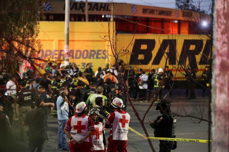 Equipos de emergencia en el lugar donde cayó un helicóptero sobre un taller de reparación de autobuses de transporte en Ciudad de México, México, el 14 de abril, 14, 2024. REUTERS/Luis Cortes