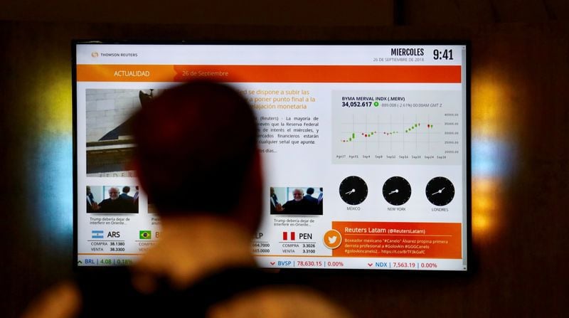 Foto de archivo: Un hombre observa una pantalla que muestra el índice S&P; Merval de la Bolsa de Comercio de Buenos Aires (BCBA), Argentina. Sep 26, 2018. REUTERS/Marcos Brindicci