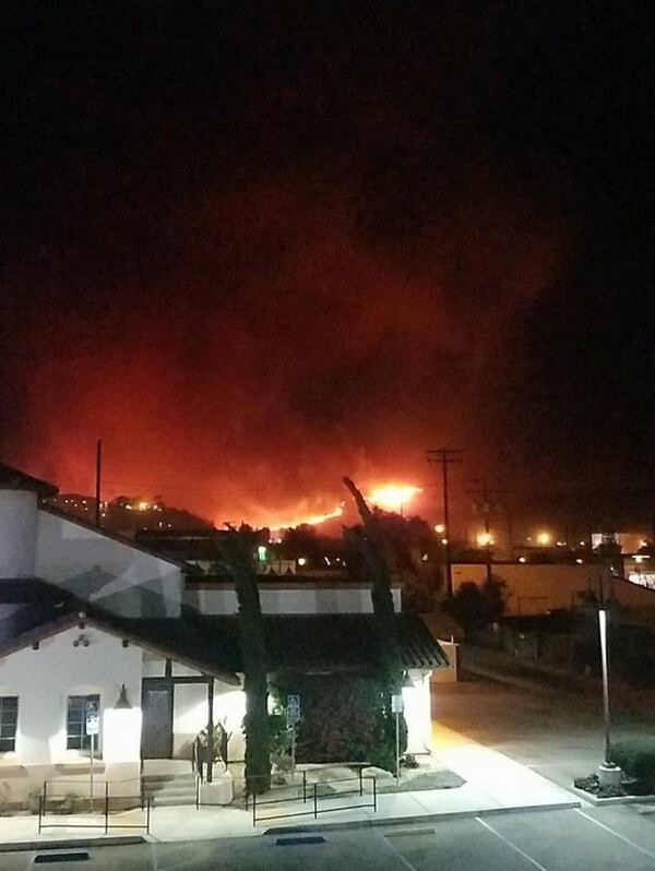 El incendio se originó en las inmediaciones del colegio Thomas Aquinas, en Santa Paula, a unos 115 kilómetros de la localidad de Los Ángeles