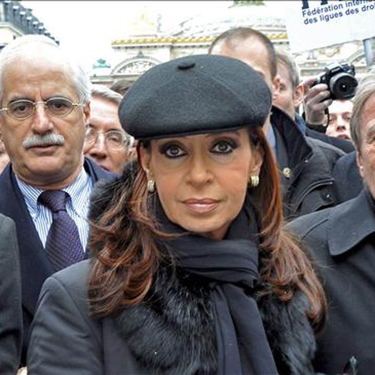 Cristina Kirchner marcha en París por Betancourt