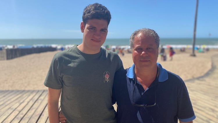 Ya termina: Pablo y José María en la playa en Villa Gesell. 