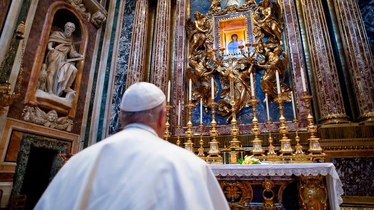 El papa frente al icono “Salus populi romani