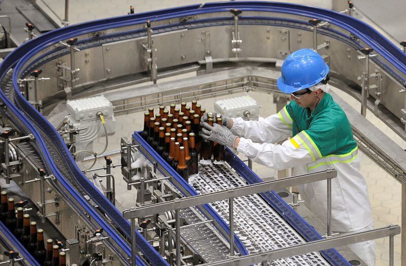 Un empleado trabaja en la fabricación de cerveza. (Foto: Reuters)