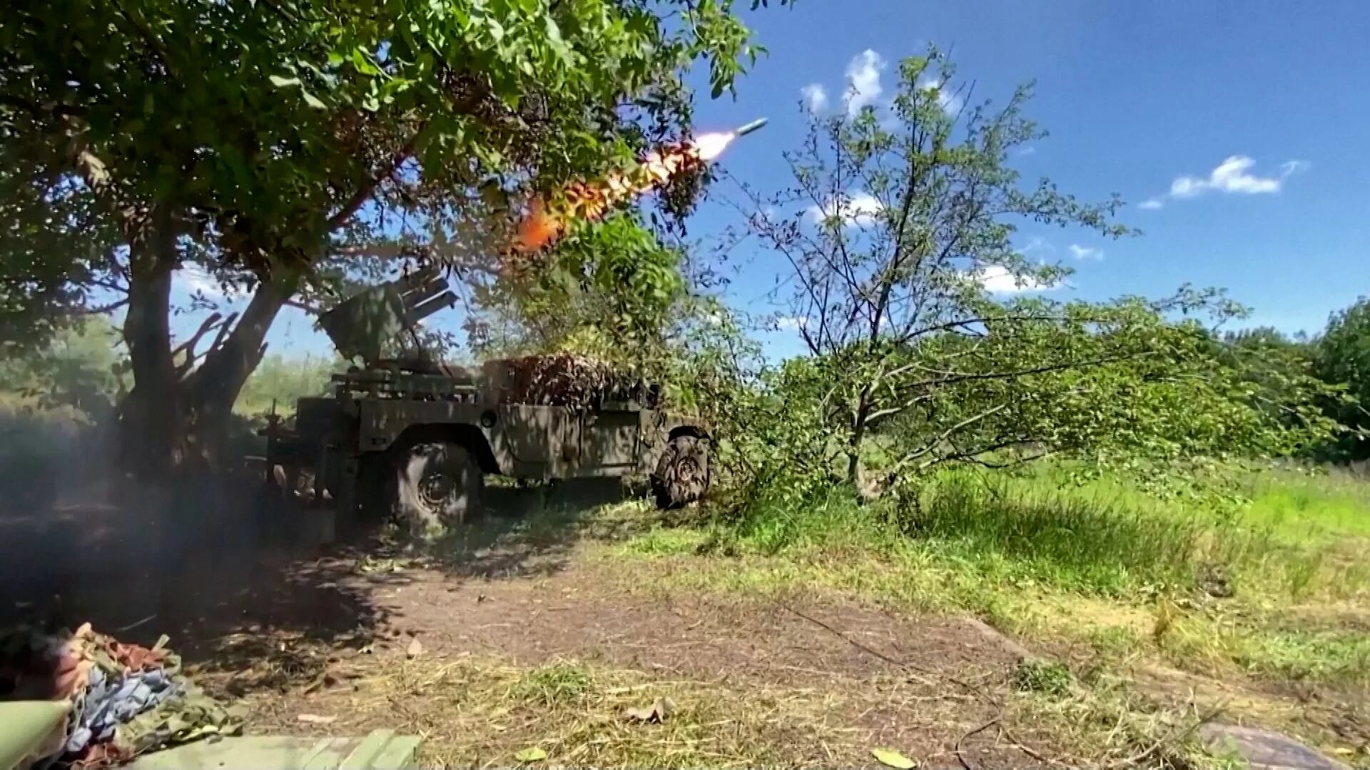 En la “trampa de Bakhmut”: soldados ucranianos hacen retroceder a las tropas rusas con lanzacohetes instalados en camionetas