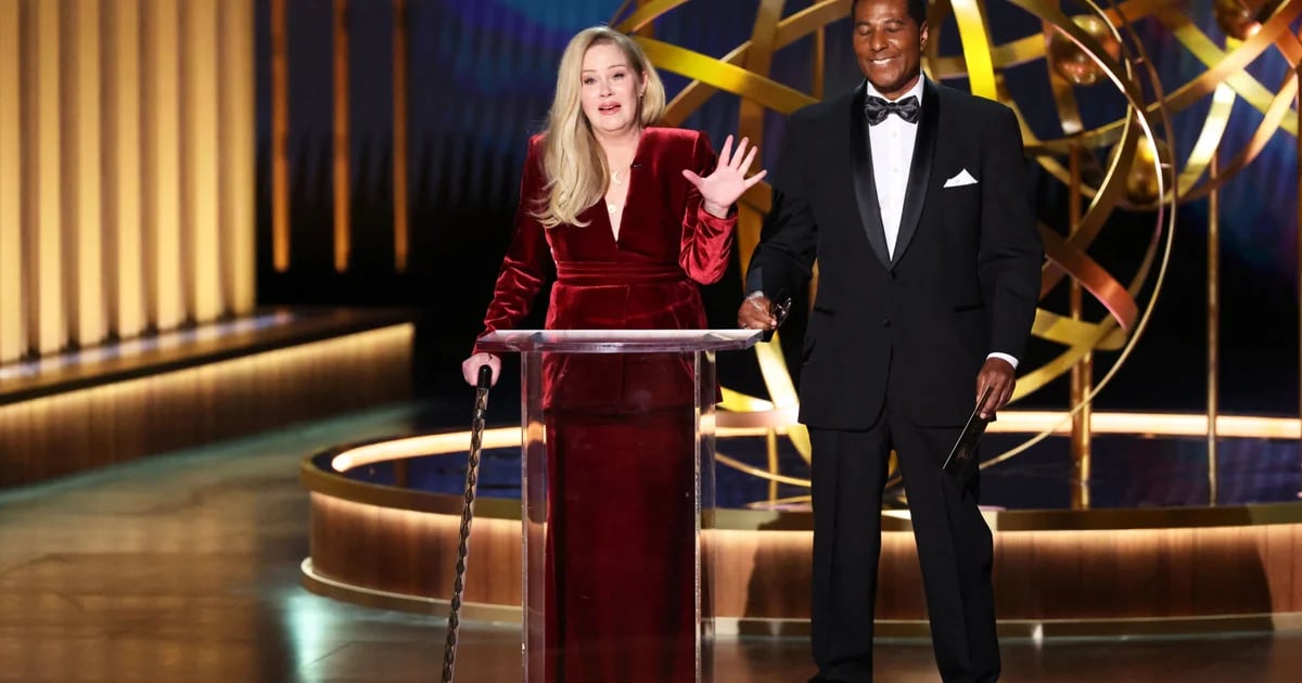 Christina Applegate's emotional ovation during her reappearance at the 2024 Emmy Awards