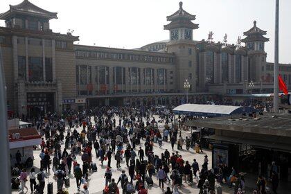 Foto de la estación de trenes en Beijing. Foto: REUTERS/Carlos Garcia Rawlins