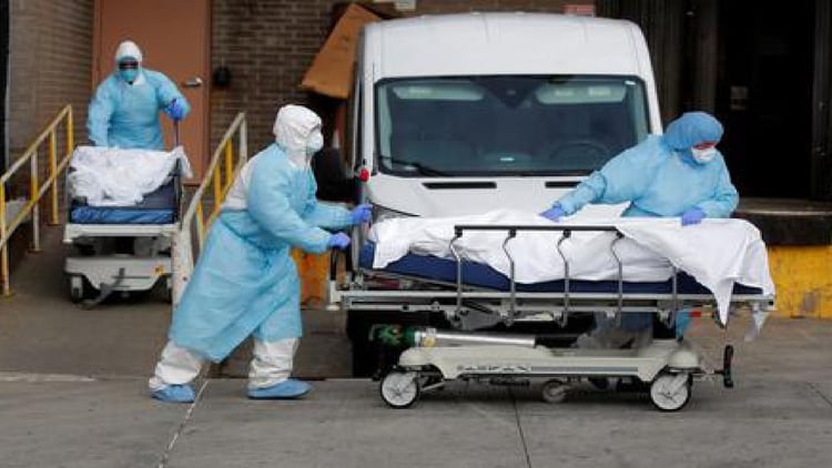 Trabajadores sanitarios mueven cuerpos de personas fallecidas del Centro Médico Wyckoff Heights durante el brote de coronavirus (COVID-19) en Nueva York 