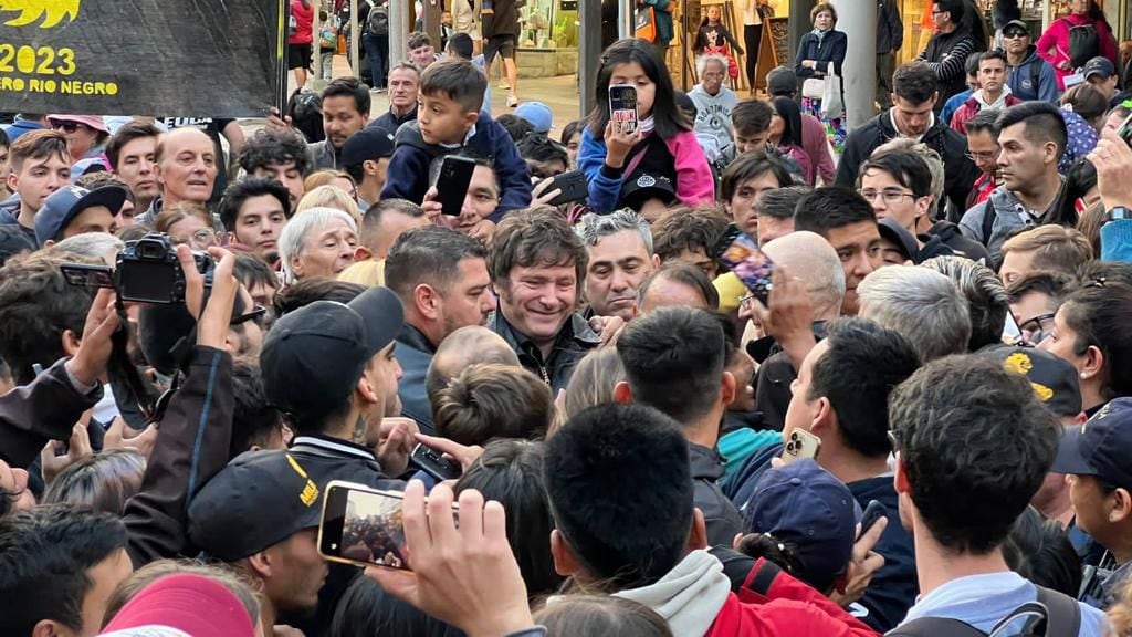 Milei buscará recrear las fotos rodeado de una multitud, como las que difundía en sus viajes durante la campaña de cara a las primarias