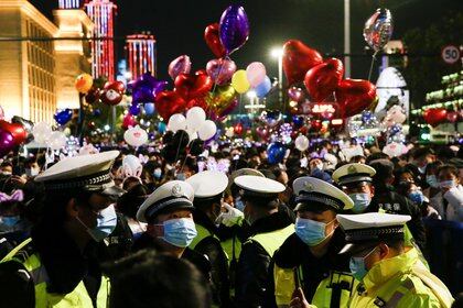El ambiente multicolor abarrotado de globos y personas es un contraste radical con las semanas de cuarentena en las que nadie podía salir a la calle en Wuhan, China (REUTERS/Tingshu Wang)