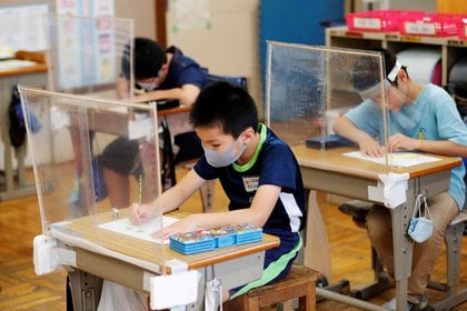 La escuela Takanedai Daisan en Funabashi, al este de Tokyo, debió implementar accesorios a cada escritorio de los alumnos - REUTERS/Kim Kyung-Hoon