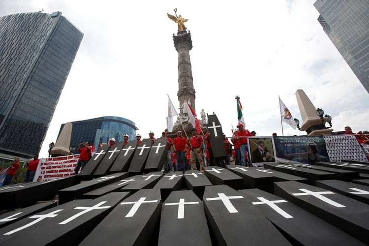 Protesta en el monumento del Ángel de la Independencia, en Ciudad de México, para conmemorar a los trabajadores que murieron en 2016 en una explosión en la mina de carbón Pasta de Conchos, del gigante Grupo México (Foto: Reuters / Ginnette Riquelme)