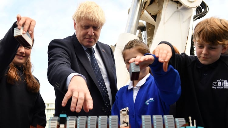 Boris Johnson participa en una actividad con alumnos de escuela mientras visita el NLV Pharos, un faro de licitación amarrado en el río Támesis para celebrar la Semana Internacional de Navegación de Londres, el 12 de septiembre (Daniel Leal-Olivas/Pool via REUTERS)