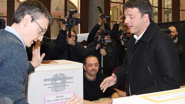 El líder del Partido Democrático Matteo Renzi durante el voto este domingo (AFP)