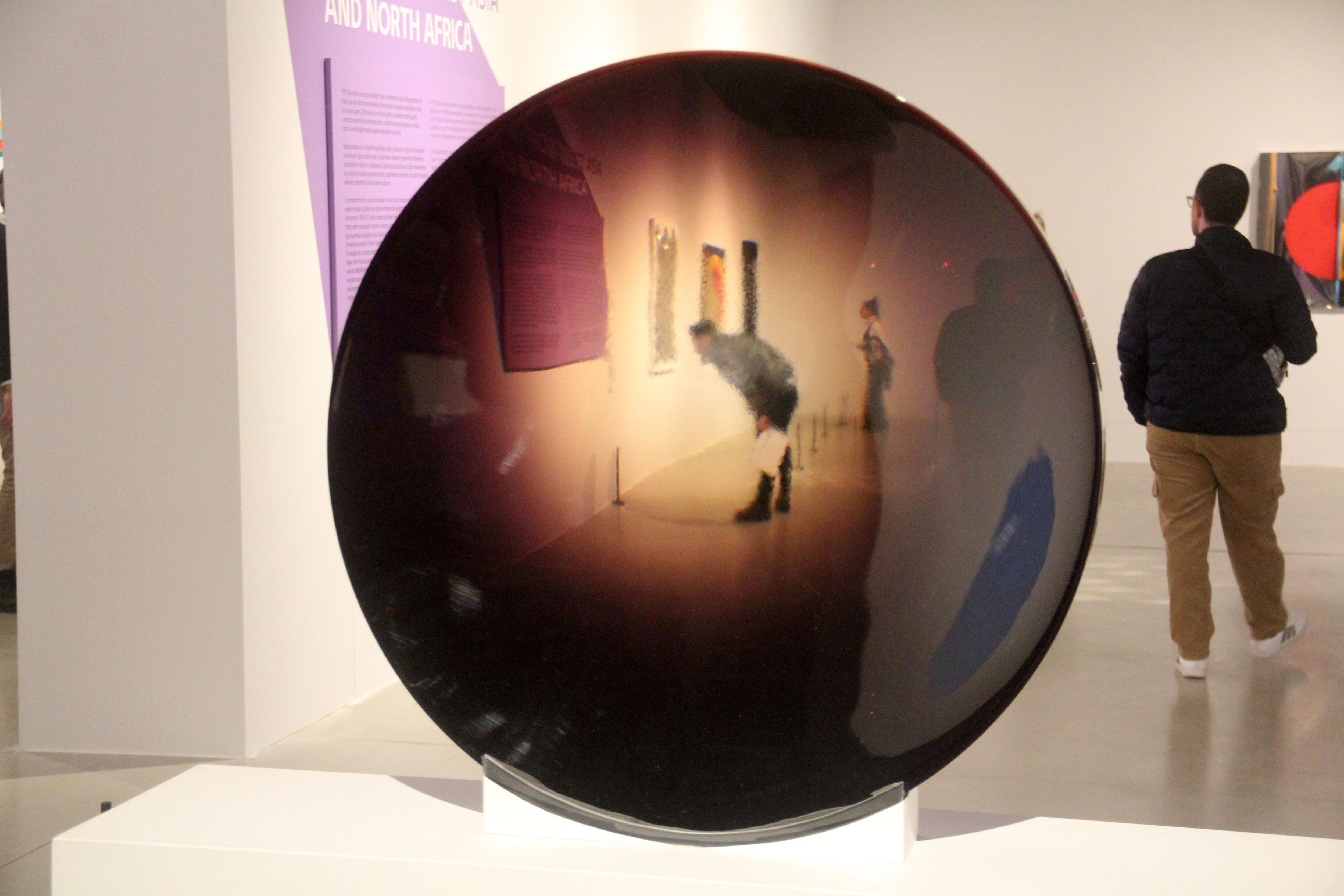 Una lente parabólica, obra del artista Fred Eversley, forma parte de la exposición 'The Dynamic Eye' durante su presentación en la sala Feshane de Estambul. EFE/ Ilya U. Topper