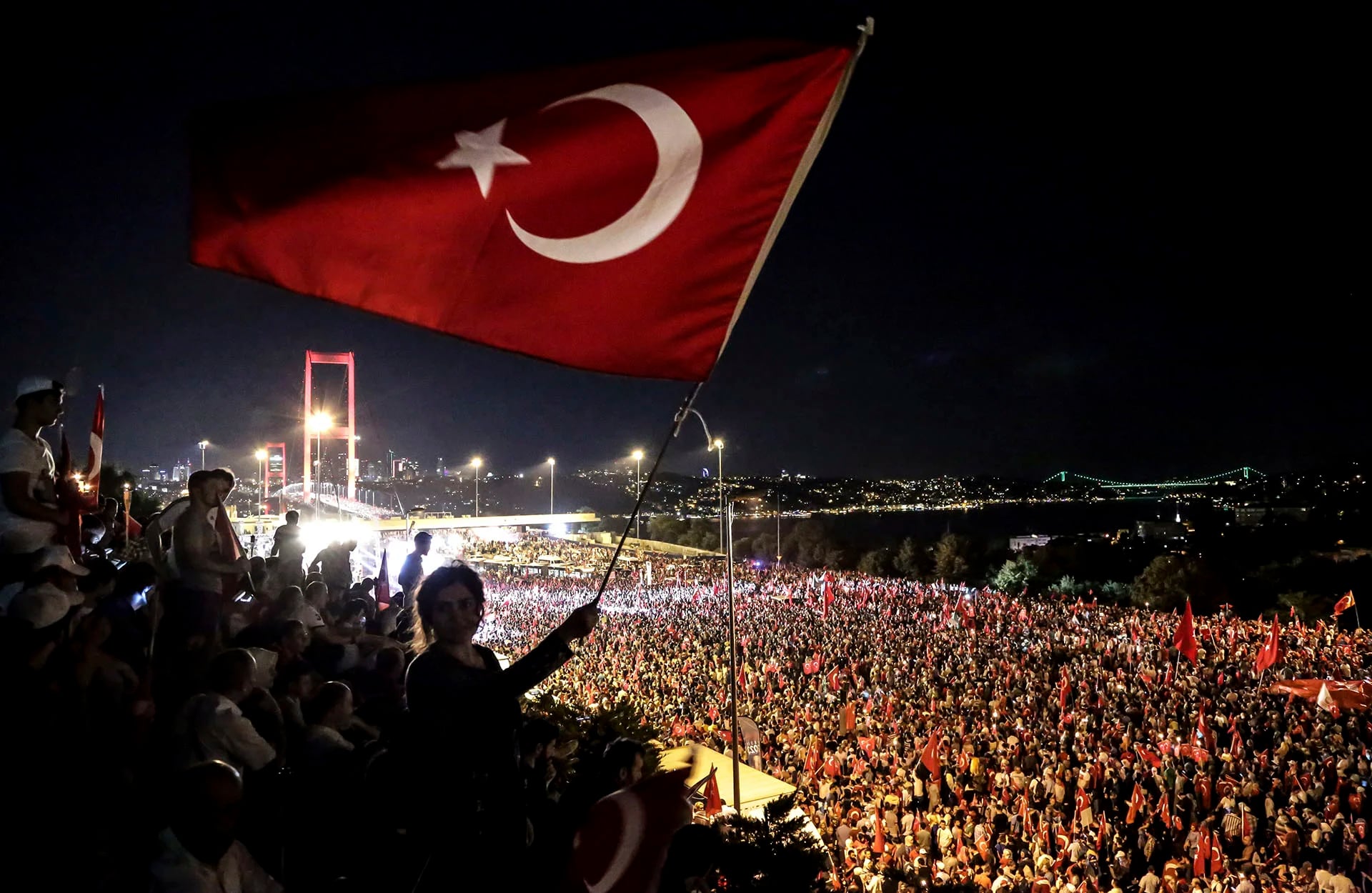 Miles de manifestantes pro-Erdogan salieron a las calles en Turquía durante una semana tras el fallido intento de golpe de Estado por parte de una fracción del Ejército (AFP)