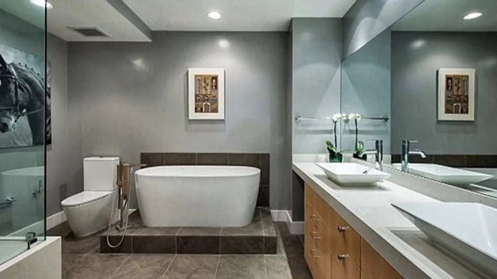 Un baño estilo minimalista con un relajante bañadera en el departamento de Kendall Jenner