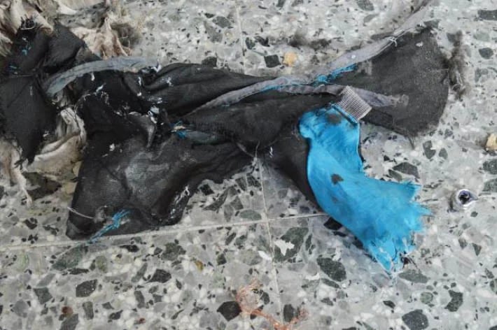 Los restos de la mochila en donde el atacante habría guardado la bomba (AFP PHOTO/THE NEW YORK TIMES/Handout)