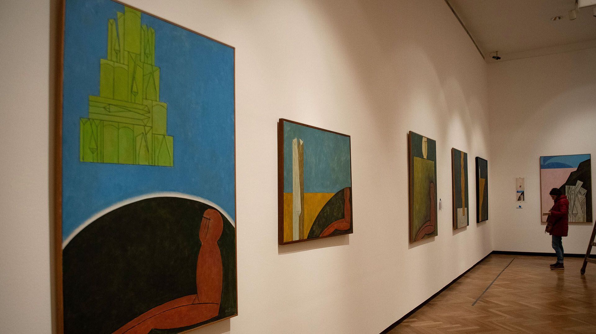 La curadora, María José Herrera, destaca la búsqueda personal de Hlito y su enigmática relación con las efigies (Foto: Eliana Obregon/ Télam S.E.)