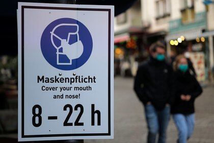 Personas con máscaras protectoras mientras caminan por una zona peatonal mientras la propagación de la enfermedad COVID-19 continúa en Frankfurt, Alemania, el 27 de octubre de 2020. REUTERS/Kai Pfaffenbach