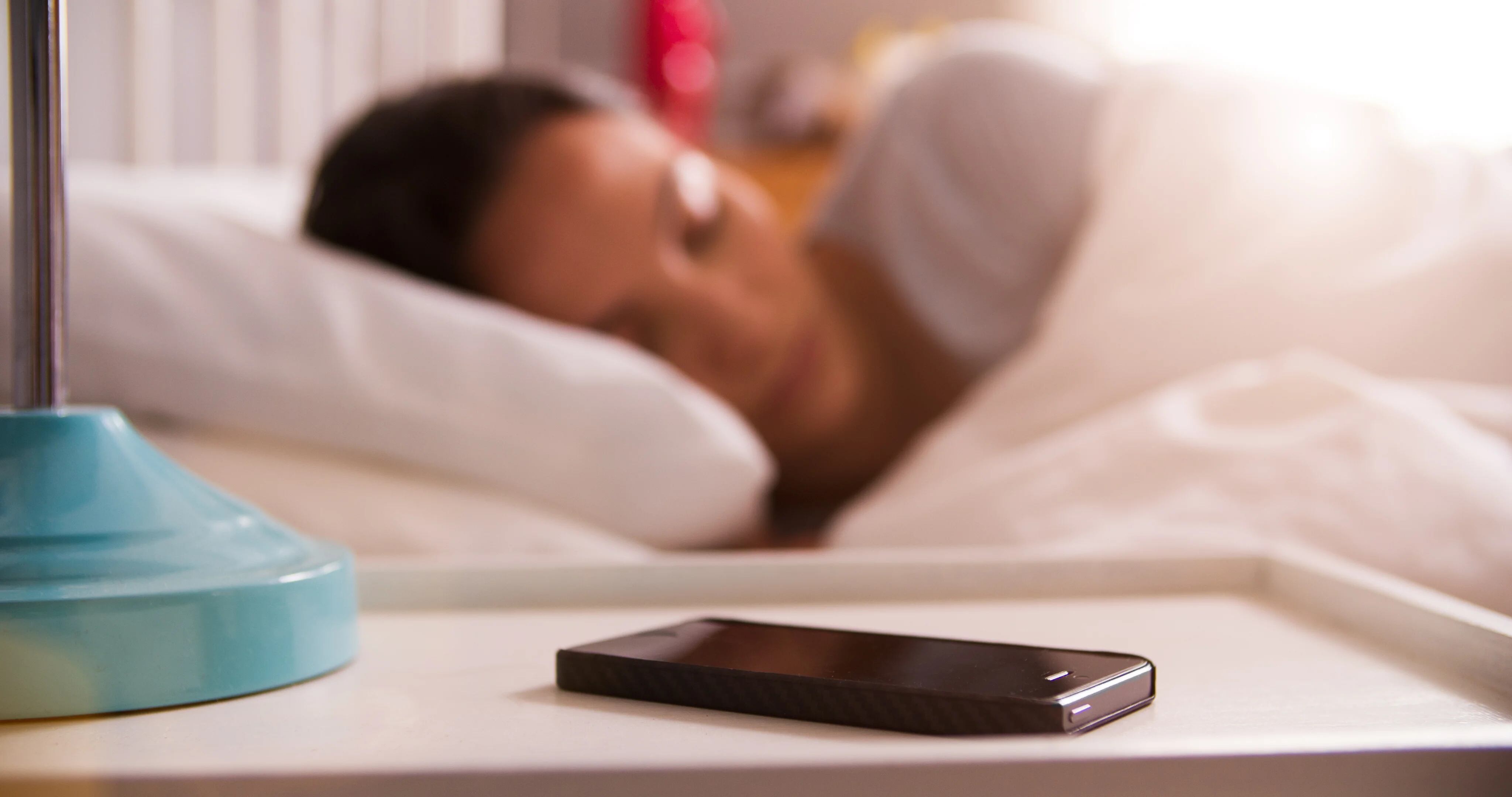 К чему снится телефон во сне женщине. Смартфон в постели. Человек в телефоне перед сном. Мобильник у кровати.