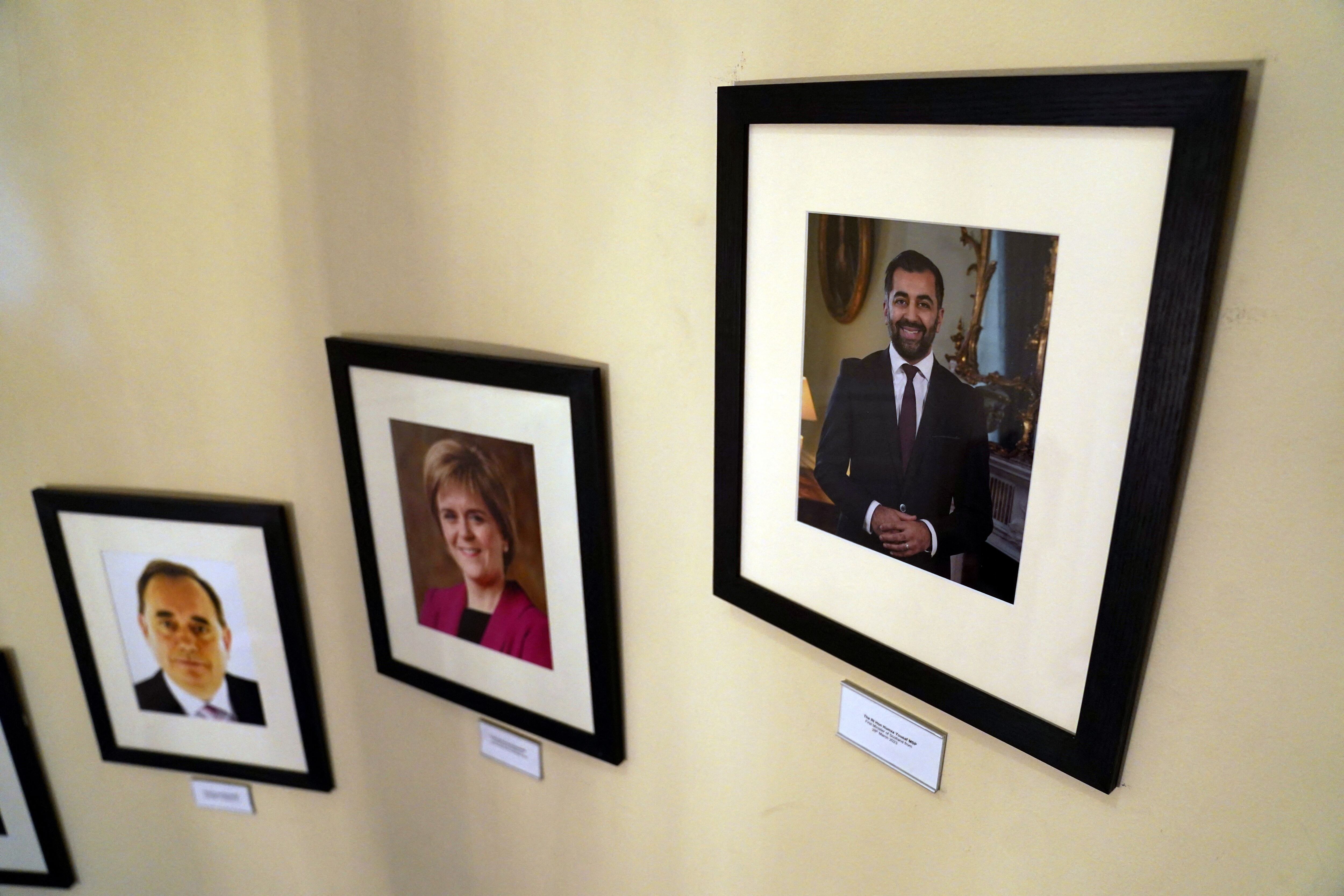 Fotos de los Primeros Ministros de Escocia en una pared de Bute House, su residencia oficial, durante el discurso de Yousaf (Andrew Milligan/REUTERS)