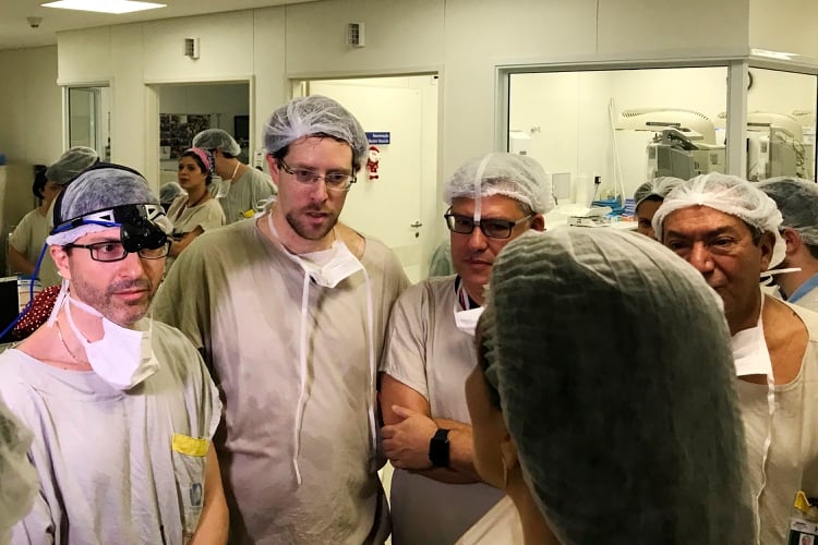 El doctor Dr. Wellington Andraus, a la izquierda, el Dr. Dani Ejzenberg, en el Hospital das Clinicas de la Universidad de Sao Paulo, el día del nacimiento de la bebé (Cortesía del doctor Wellington Andraus via AP)