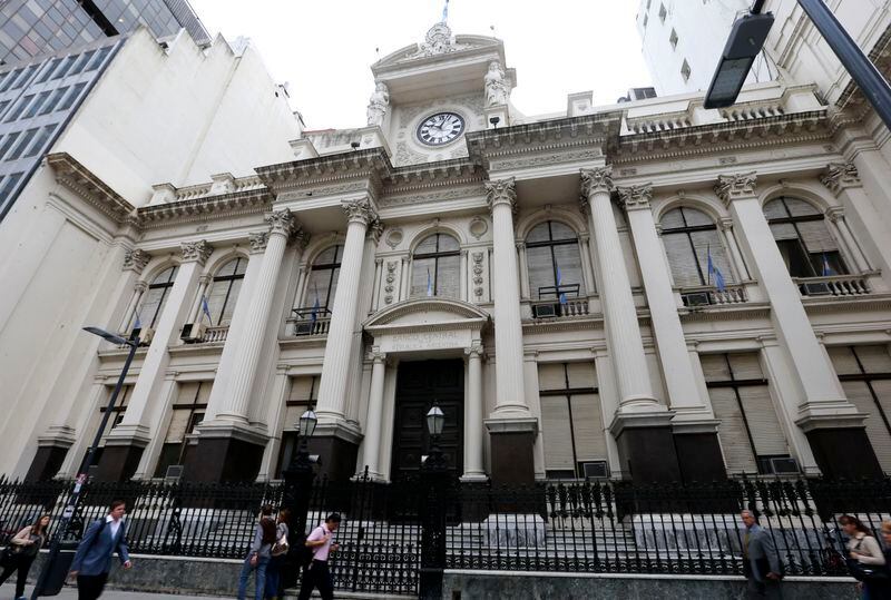 Foto de archivo - Peatones pasan frente al edificio del Banco Central de Argentina, en Buenos Aires. REUTERS/Enrique Marcarian
