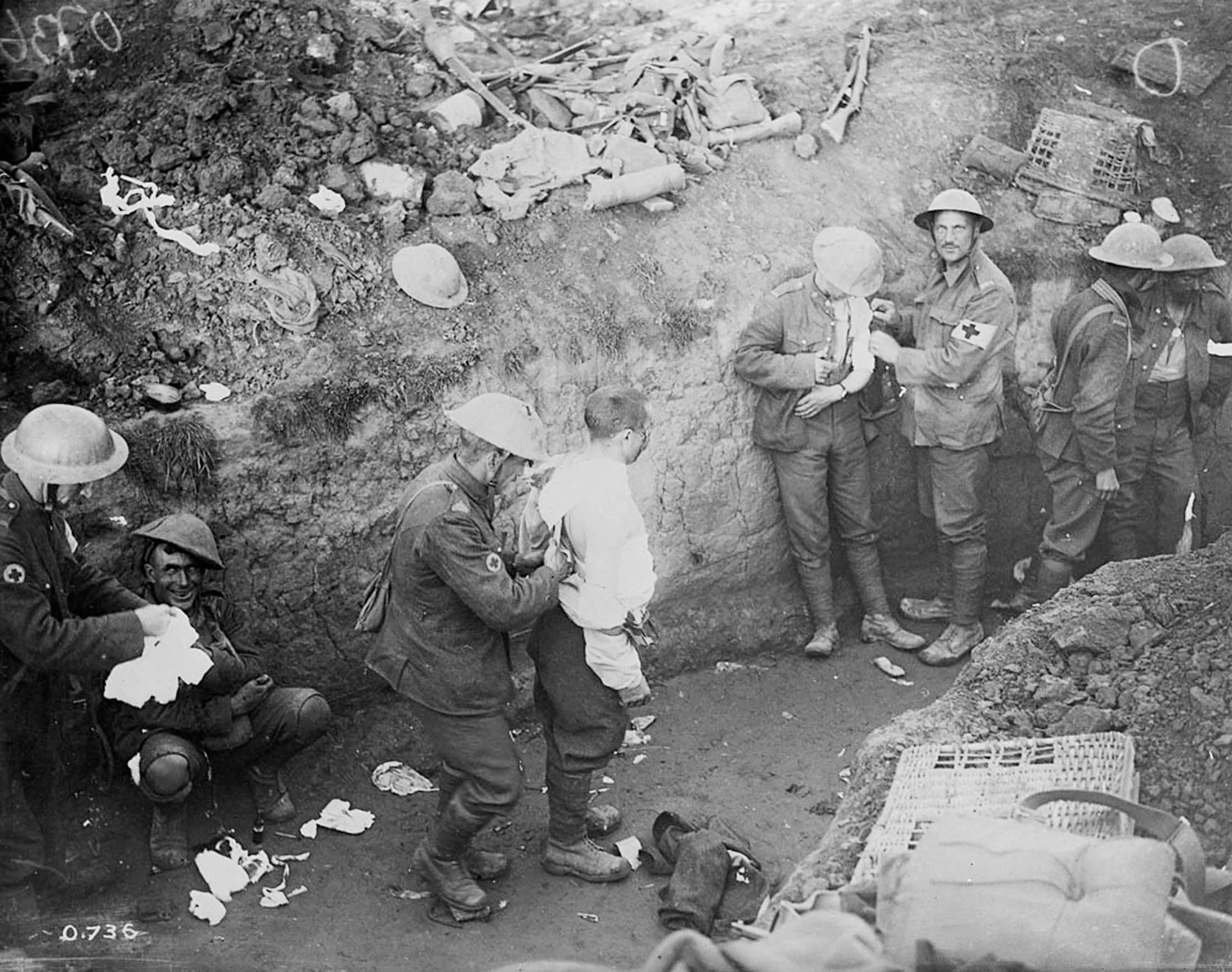 Varios heridos son atendidos en una trinchera durante la operación Courcelette de la batalla del Somme (Reuters)