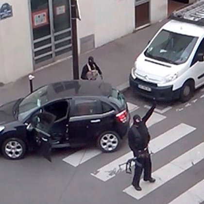 FOTO DE ARCHIVO: Uno de los dos hombres armados hace un gesto cuando regresan a su coche después del ataque en las oficinas del semanario satírico francés Charlie Hebdo en esta captura de un video amateur filmado en París el 7 de enero de 2015 (REUTERS)