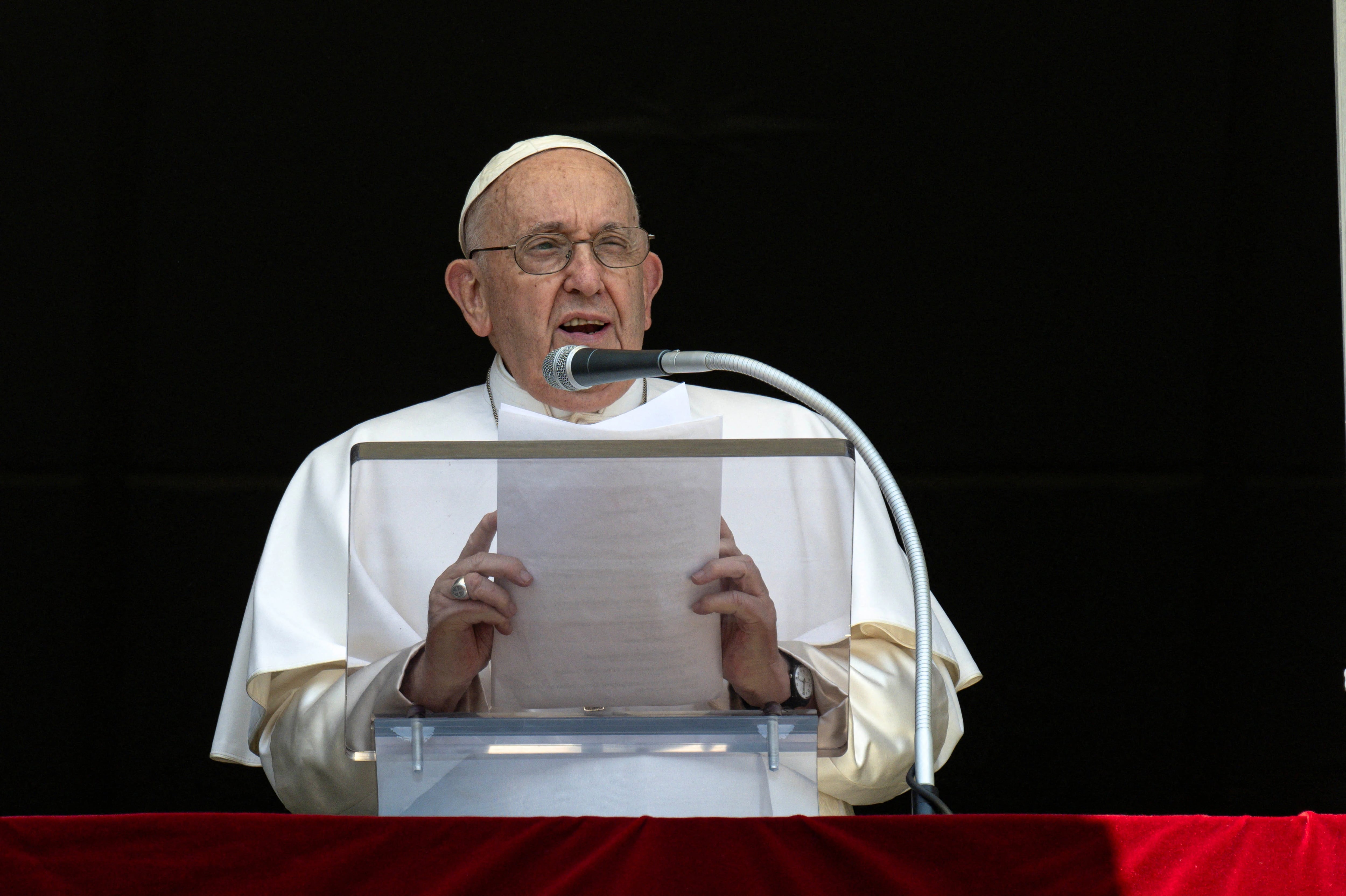 El Papa Francisco dirige la oración del Ángelus desde su ventana, en el Vaticano, el 9 de julio de 2023. Vatican Media