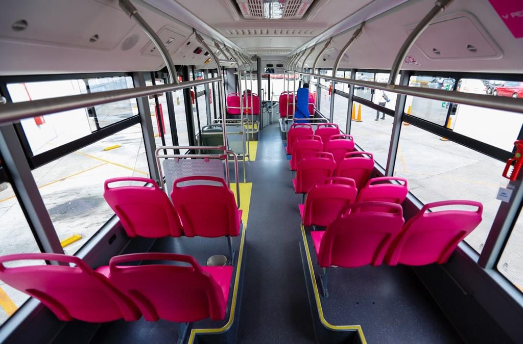 Interior de una unidad del Metrobús. (Gobierno de la Ciudad de México)