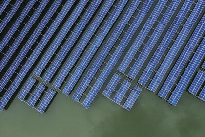 Una granja de paneles solares en China. (Qilai Shen/Bloomberg)