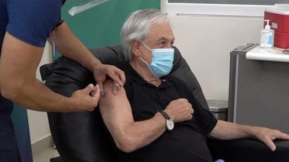 A primera hora de este viernes, el Presidente Sebastián Piñera, recibió la primera dosis de la vacuna contra el COVID-19 en la ciudad de Futrono, al sur de Chile