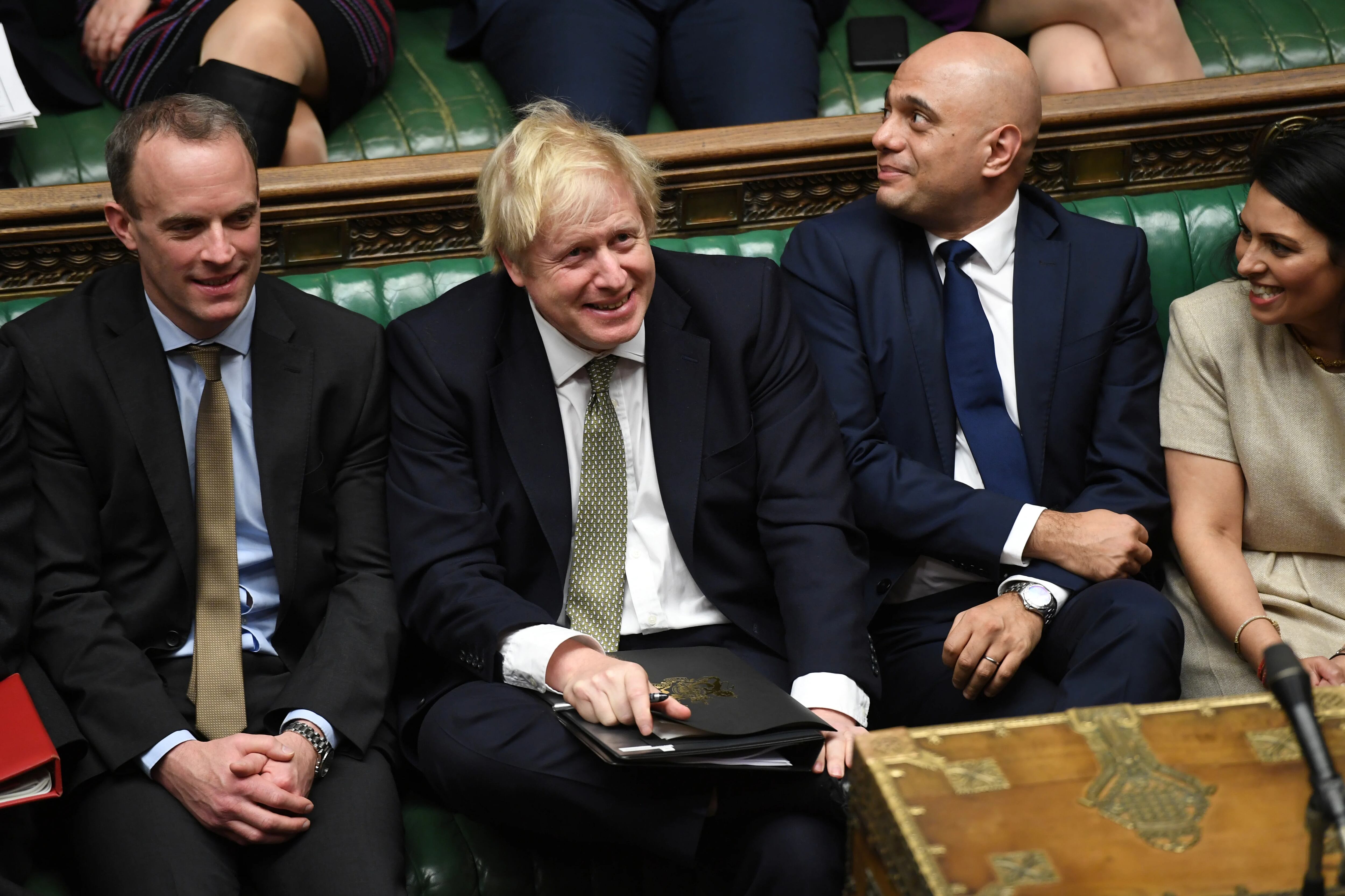 En el centro, el primer ministro Boris Johnson. A su derecha (izquierda en la foto), el secretario de Relaciones Exteriores, Dominic Raab (UK Parliament/Jessica Taylor/Handout via REUTERS)