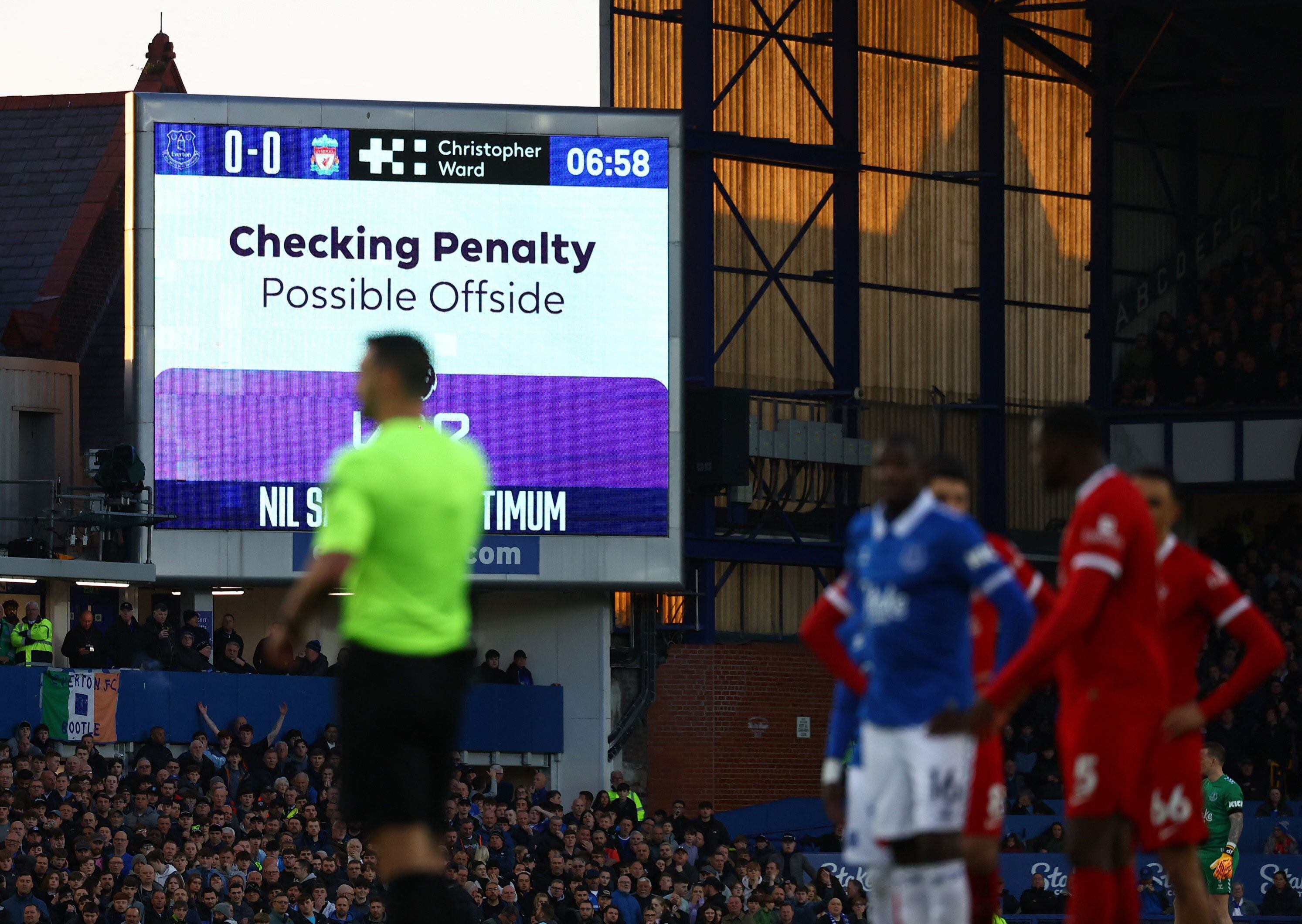 Se revirtió el penalti para Everton luego de que el VAR determinara que hubo posición adelantada en la jugada previa - crédito Reuters/Lee Smith