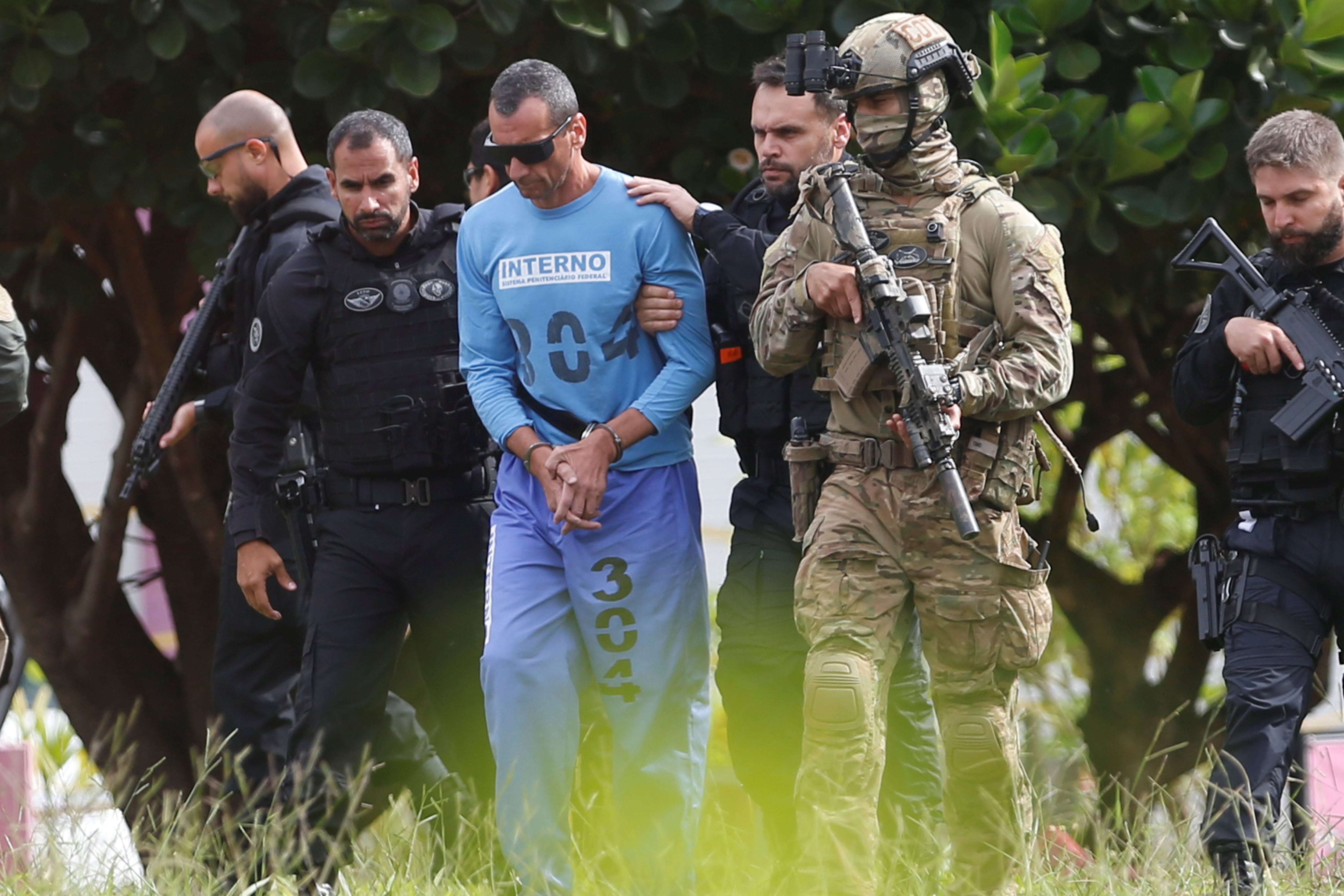 El narcotraficante brasileño Marcos Camacho, también conocido como 'Marcola', sale de un hospital en Brasilia, Brasil, 21 de enero de 2020 (REUTERS)