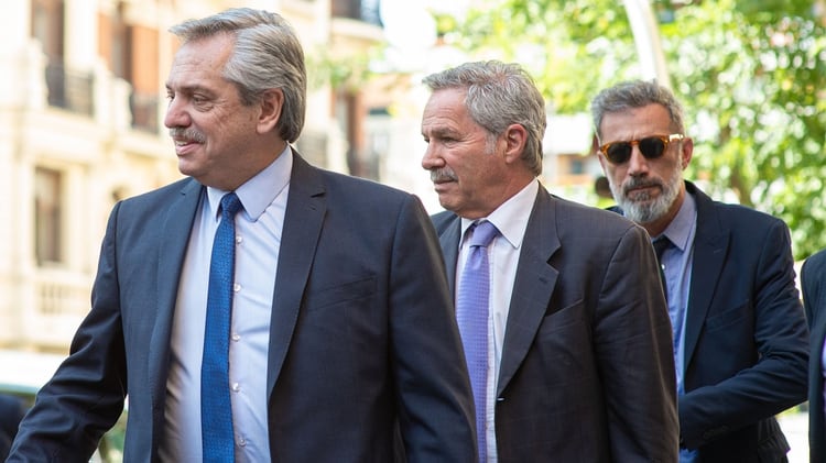 El presidente argentino Alberto Fernández junto a su canciller, Felipe Solá, en un viaje que ambos realizaron a Madrid en septiembre último (Crédito: Alejandro Ríos)