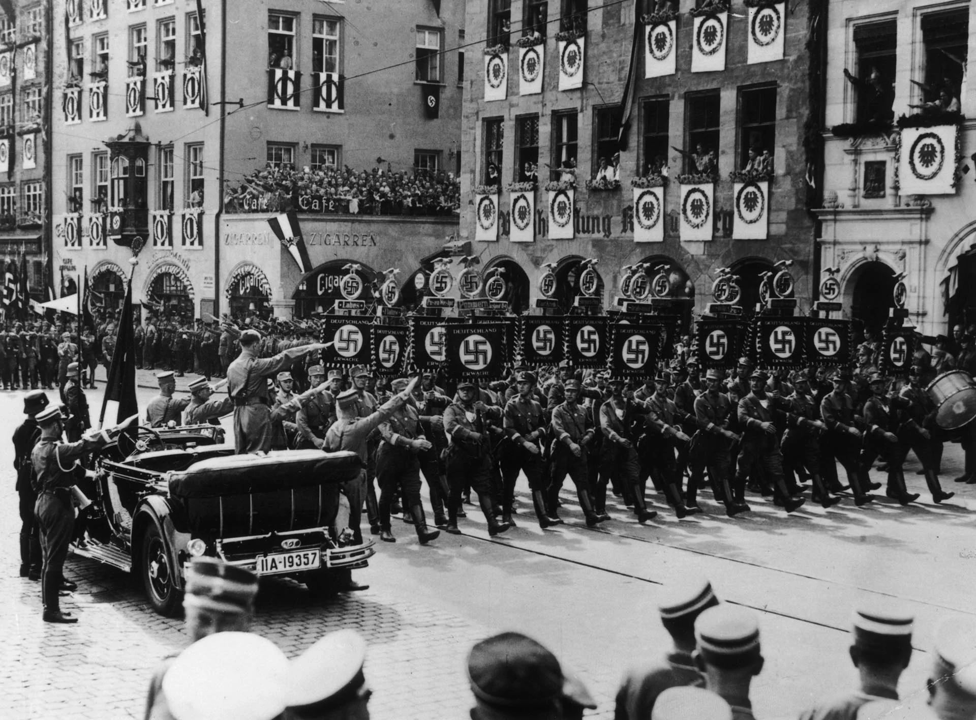 Adolf Hitler saludo durante una marcha de celebración nazi en Núremberg, en 1935 (Getty Images)