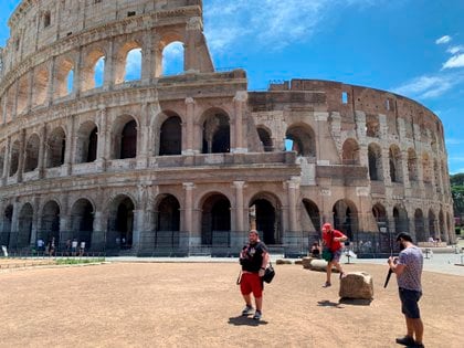 Vista de los escasos turistas en las inmediaciones del Coliseo, en Roma, este martes 23 de junio de 2020. Las imágenes inéditas que dejó la pandemia de coronavirus en  Roma, con una Piazza Navona o una Fontana de Trevi desiertas, poco a poco van quedando en el pasado, y la ciudad eterna empieza a recibir a los primeros turistas extranjeros, aunque pasará tiempo hasta que se vuelva a la anterior normalidad (EFE/ Álvaro Caballero)
