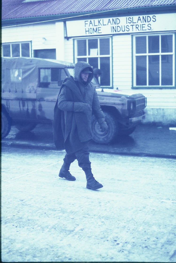 Un soldado argentino caminando por la capital de las islas, el 14 de junio, captado por la lente de Rotondo