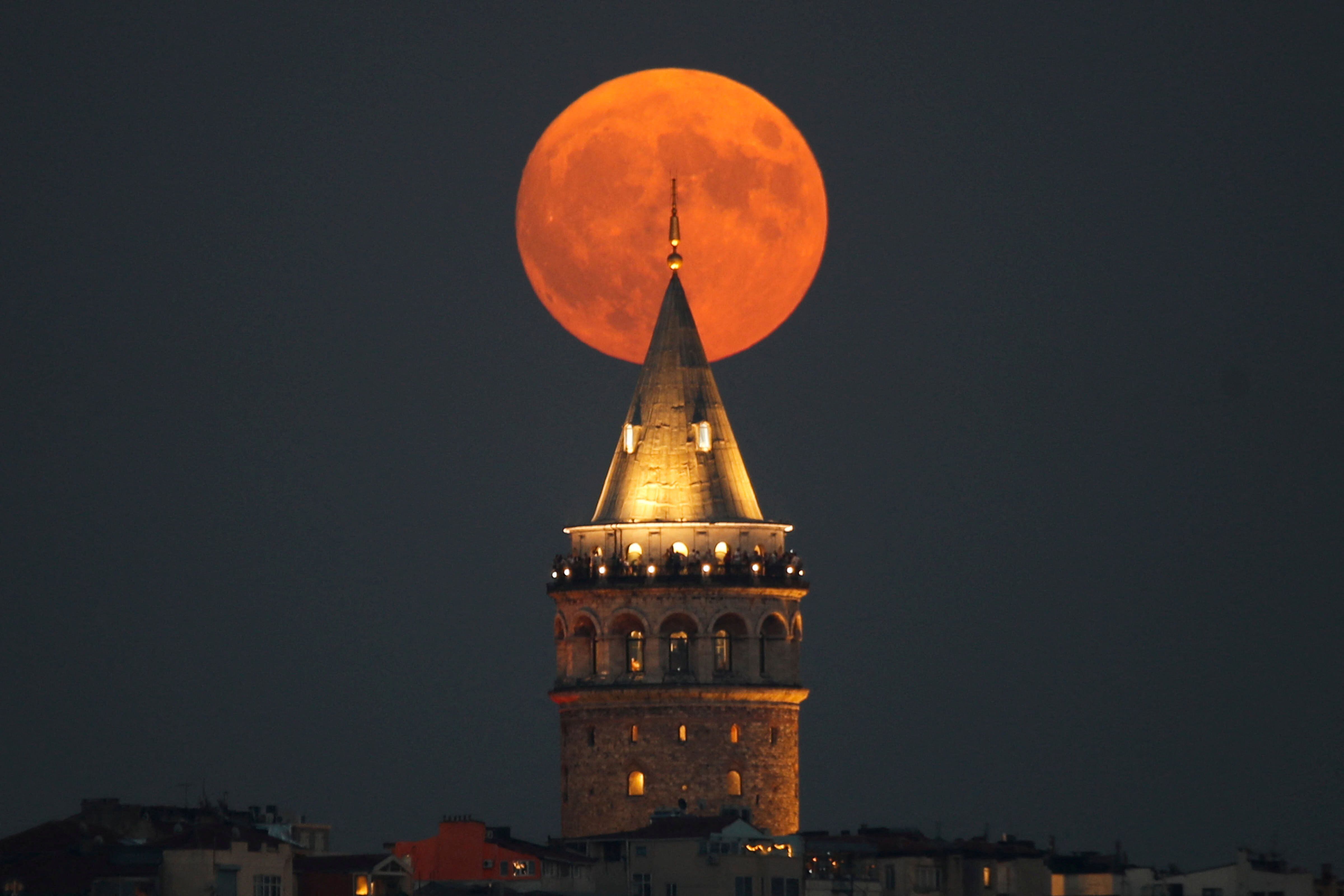 La Torre Galata en Estambul luce aun más bella con la superluna detrás (REUTERS/Dilara Senkaya)