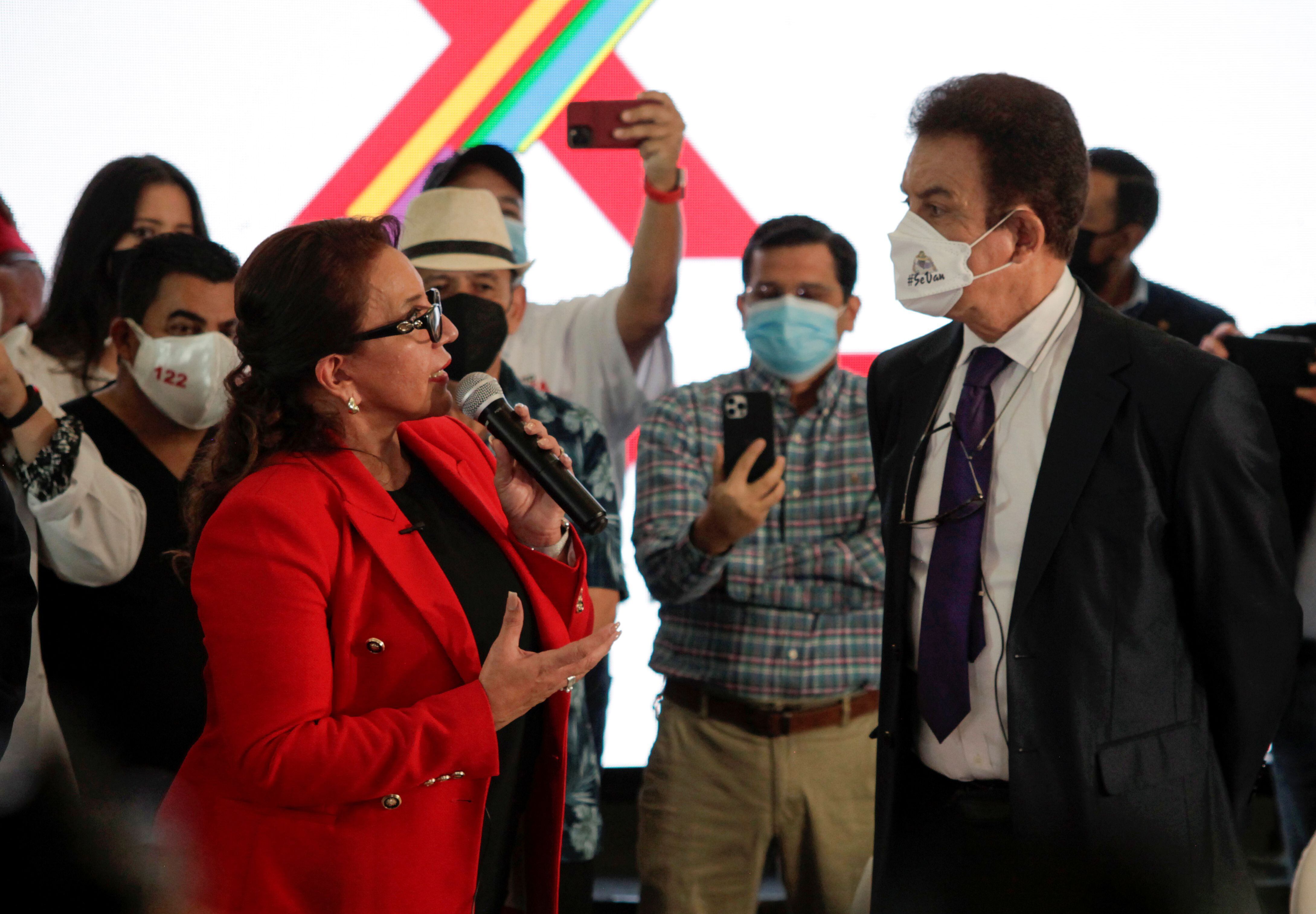 Xiomara Zelaya hizo alianza con Salvador Nasralla para competir en las presidenciales del próximo domingo. La esposa del expresidente Manuel Zelaya aventaja en las encuestas. REUTERS/Fredy Rodriguez